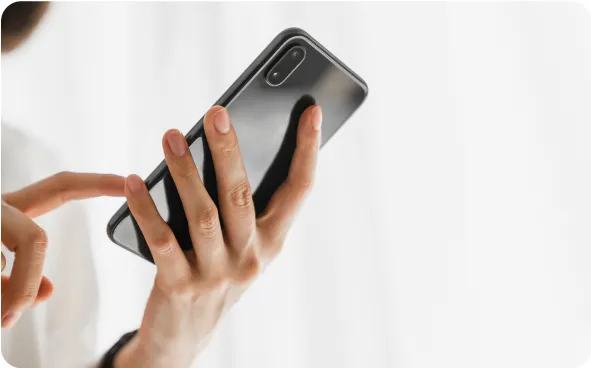 スマホを操作する手元