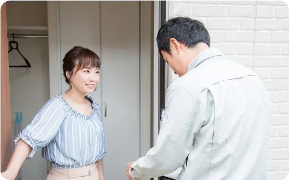 スマホを操作する手元