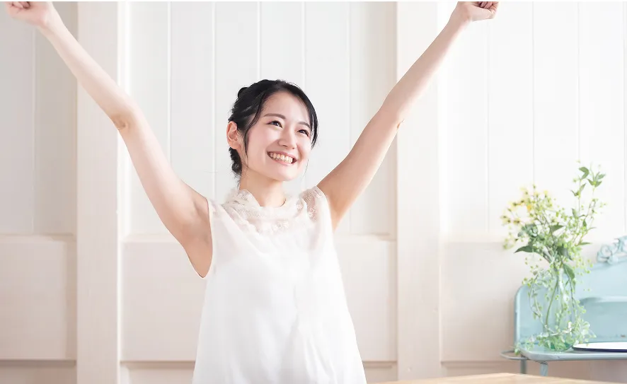 万歳をする女性