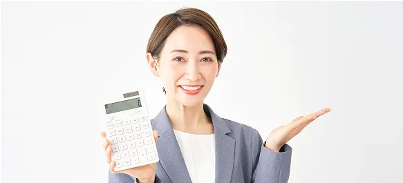 電卓を持った女性